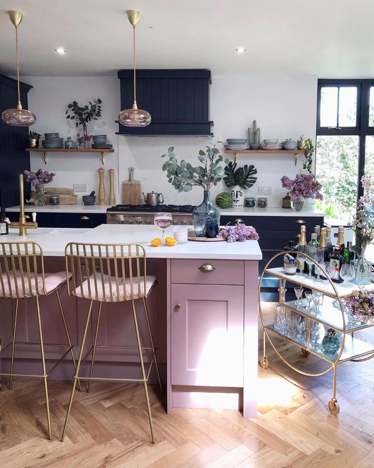 Udobna kuhinja u nežnim ružičastim tonovima ispunjena prirodnom svetlošću